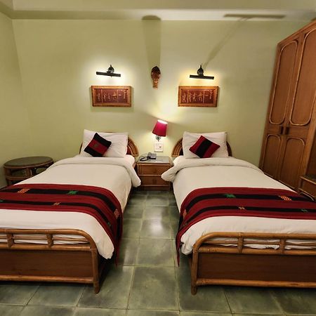 Palace On Ganges - Heritage Hotel Varanasi Bagian luar foto