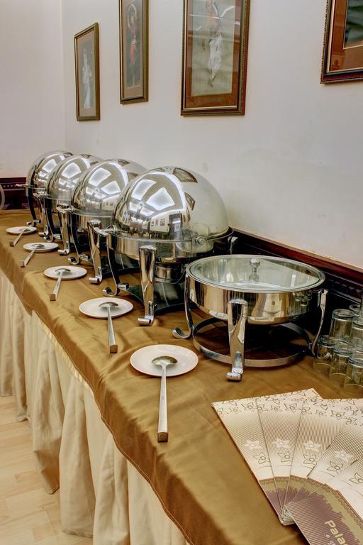 Palace On Ganges - Heritage Hotel Varanasi Bagian luar foto