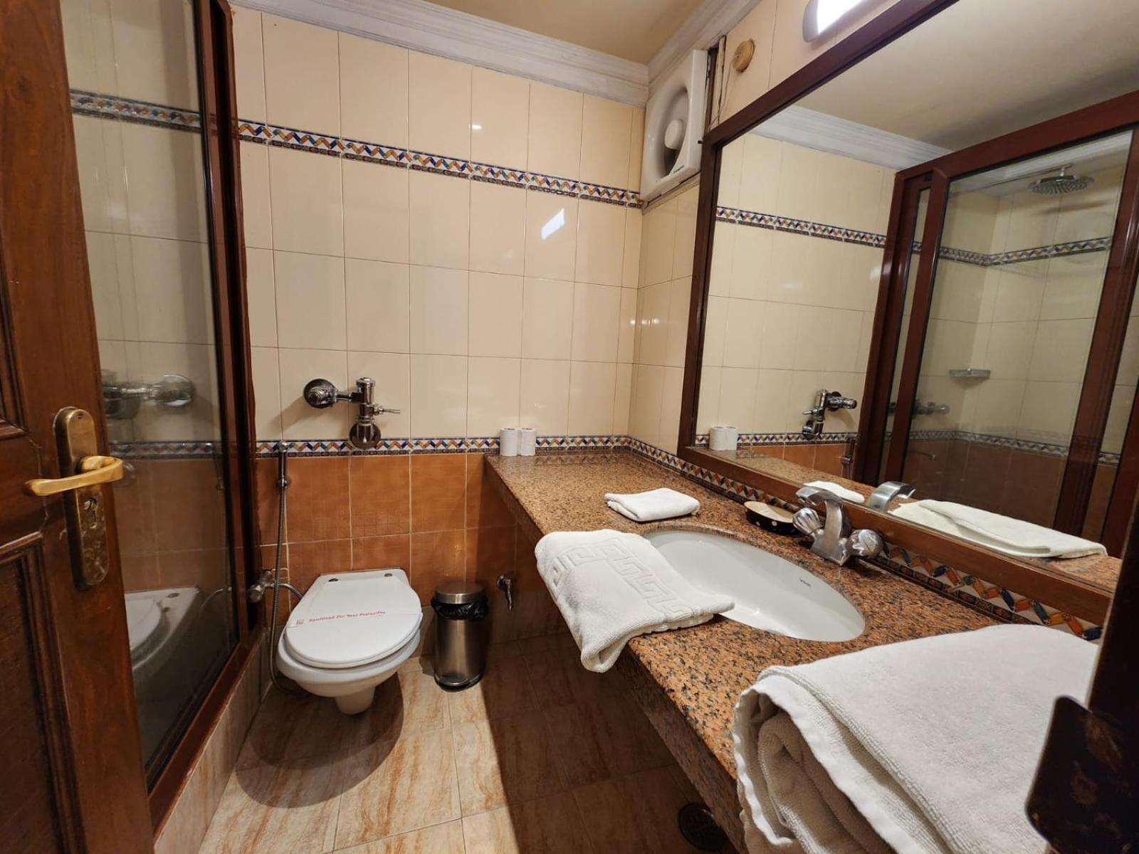 Palace On Ganges - Heritage Hotel Varanasi Bagian luar foto